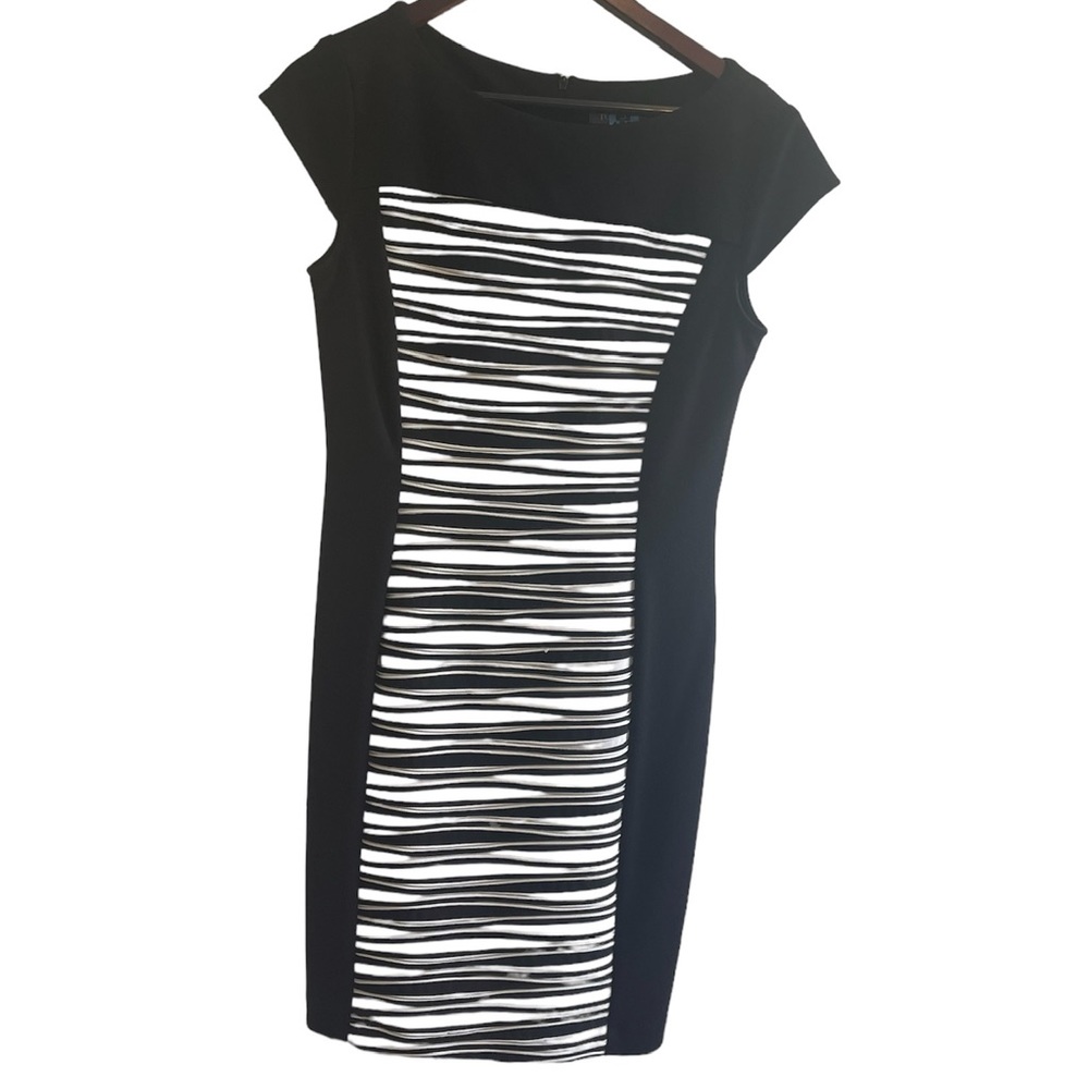 Roz & Ali black and white short sleeve size 8 slimming sheath dress.  Work etc